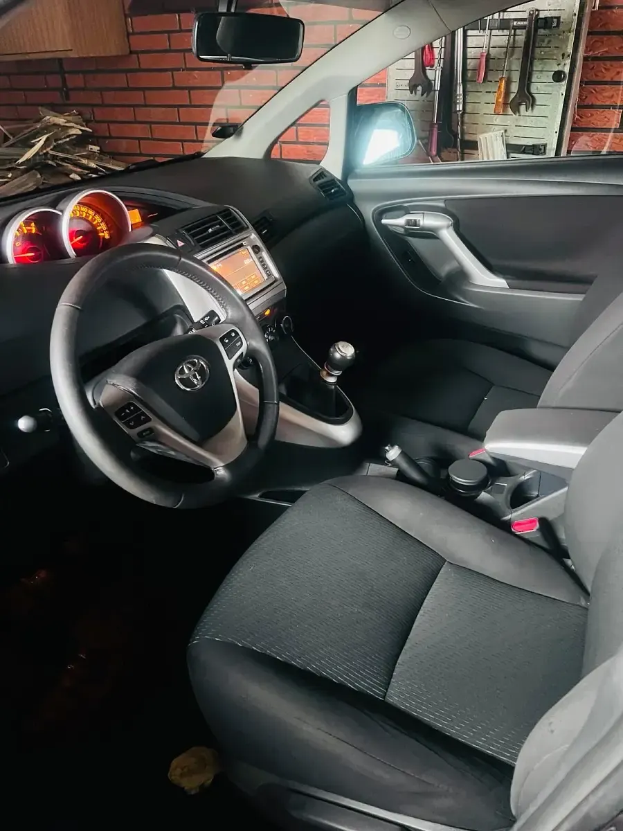 Gebraucht Toyota Verso 126 PS (92 kW) 2012 Grau Van / Kleinbus