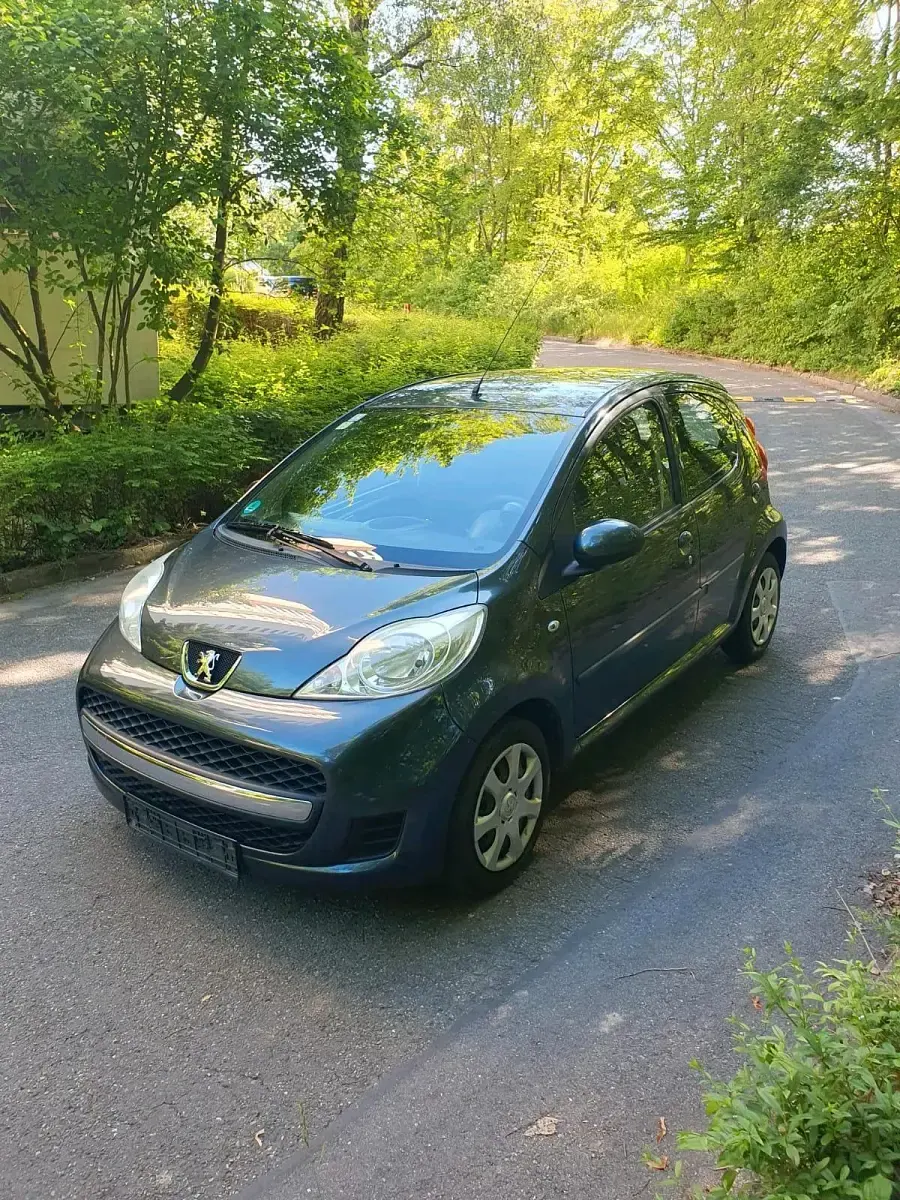 Gebraucht Peugeot 107 69 PS (50 kW) 2012 Grau Kleinwagen