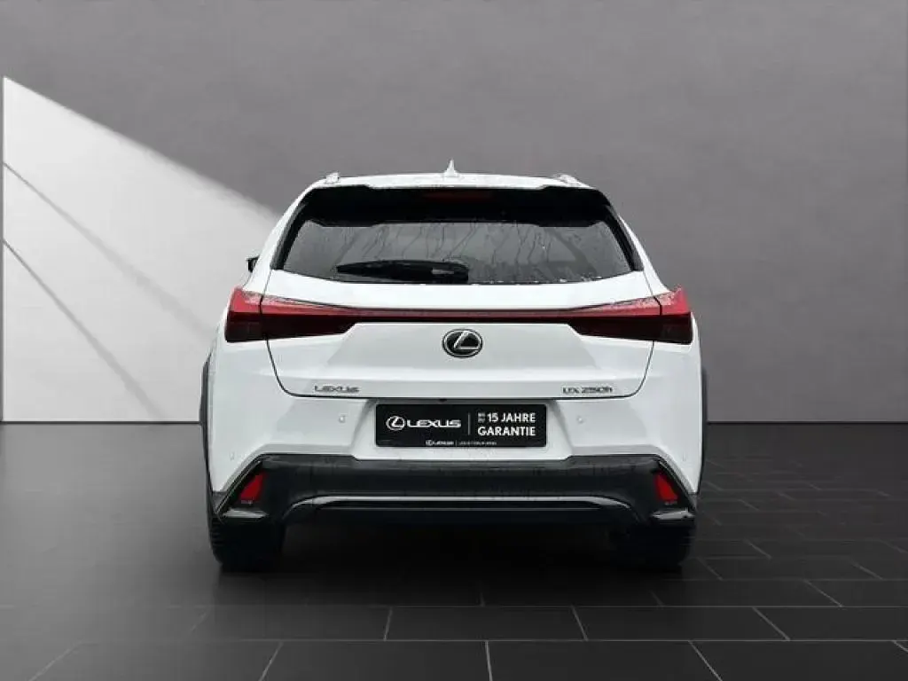 Begagnad Lexus UX 184 HK (135 kW) 2023 Vit SUV