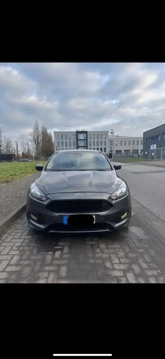 Używany Ford Focus ST-Line 150 KM (110 kW) 2017 Szary Sedan/Limuzyna