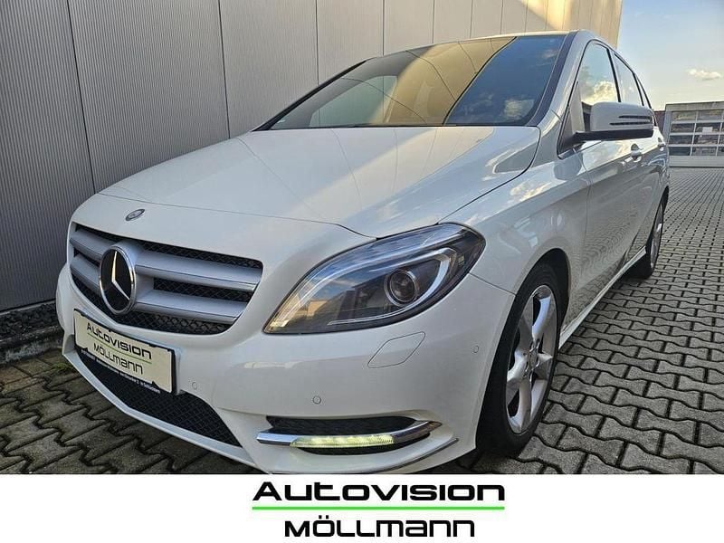 Weiß Gebraucht 2014 Mercedes 180 Limousine | 8.999 € (Superpreis) - Bild 1/4