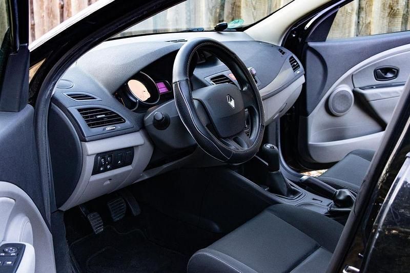 Gebraucht Renault Mégane 101 PS (74 kW) 2011 Schwarz Limousine