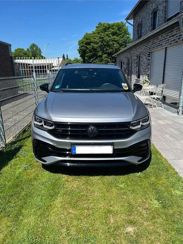 Grau Gebraucht 2024 VW Tiguan Allspace R-line SUV | 45.750 € (Teuer) - Bild 1/4