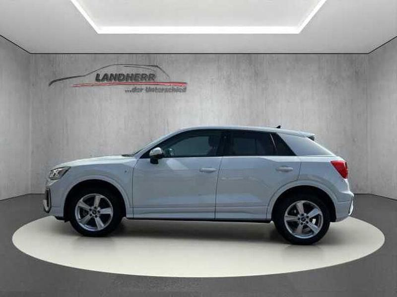 Gebraucht Audi Q2 S-Line 150 PS (110 kW) 2025 Gletscherweiß metallic (metallic) SUV