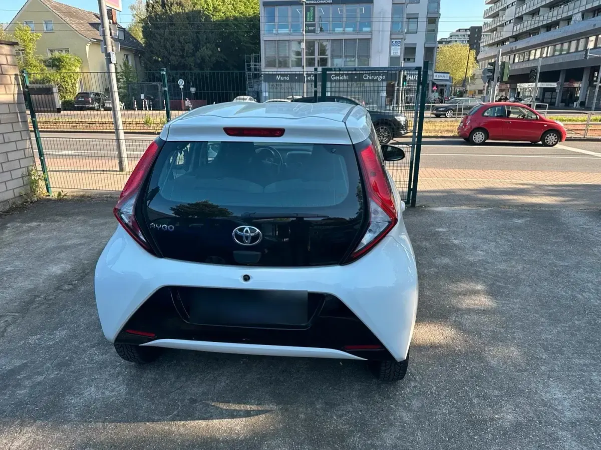 Second-hand Toyota Aygo 80 CP (58 kW) 2019 Alb Hatchback
