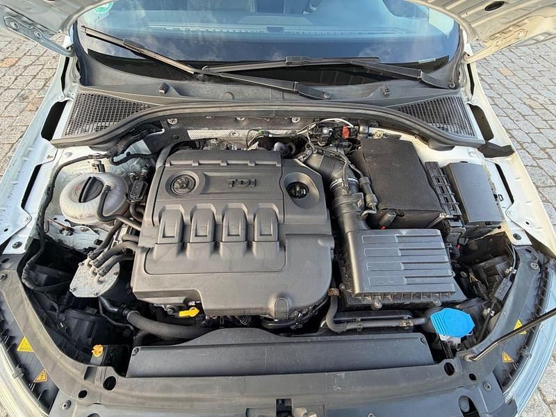 Gebraucht Skoda Octavia 184 PS (135 kW) 2016 Weiß Kleinwagen