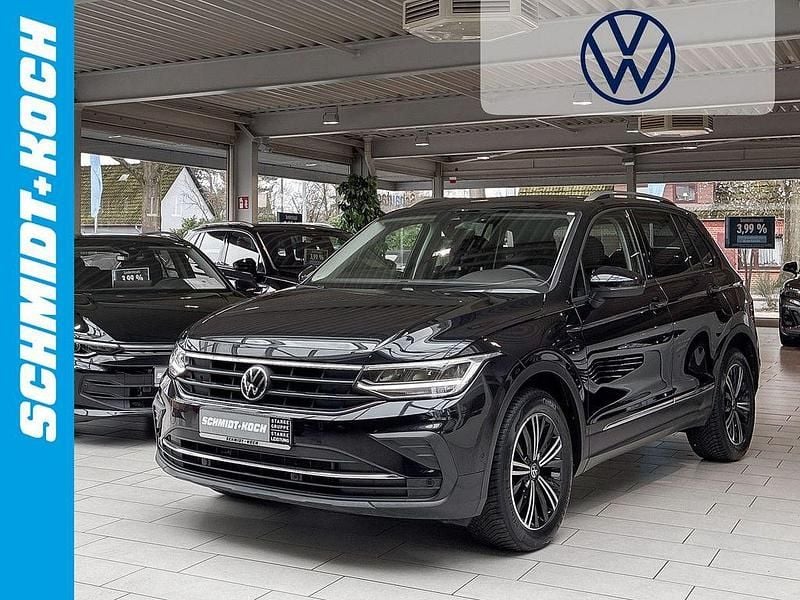 Gebraucht VW Tiguan Active 122 PS (89 kW) 2021 Deep black perleffekt (schwarz) SUV