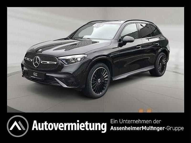 Schwarz metalliclack obsidianschwarz Gebraucht 2025 Mercedes GLC300 SUV | 66.780 € (Fairer Preis) - Bild 1/4