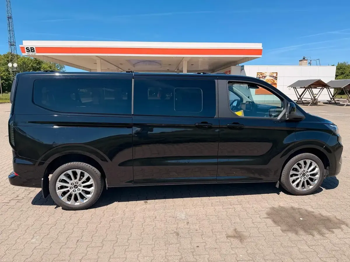 Gebraucht Ford Tourneo Titanium 150 PS (110 kW) 2024 Schwarz Van / Kleinbus