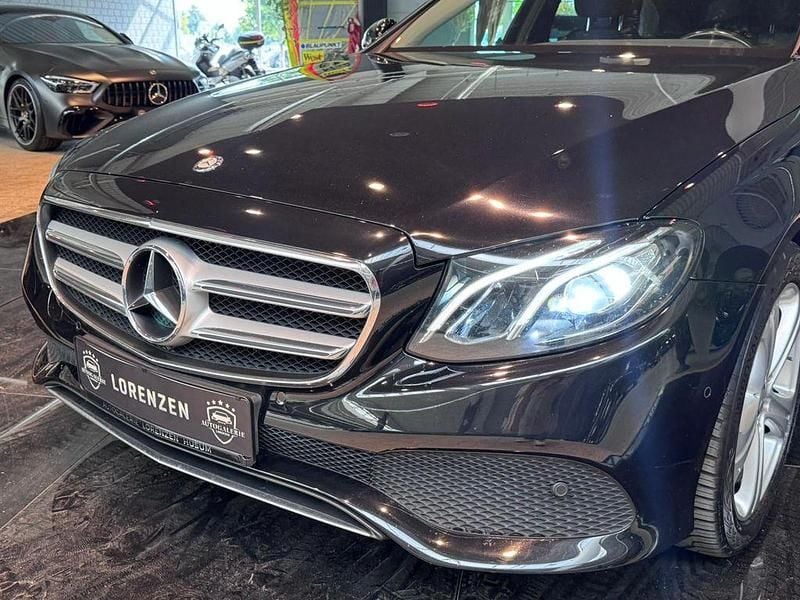 Używany Mercedes E220 Avantgarde 194 KM (142 kW) 2017 Czarny Sedan/Limuzyna
