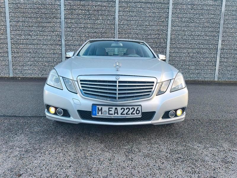 Gebraucht Mercedes E200 185 PS (136 kW) 2010 Silber Limousine