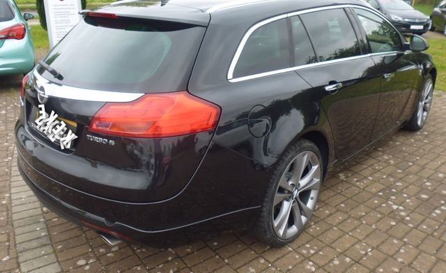 Gebraucht Opel Insignia 299 PS (219 kW) 2011 Schwarz metallic Kombi