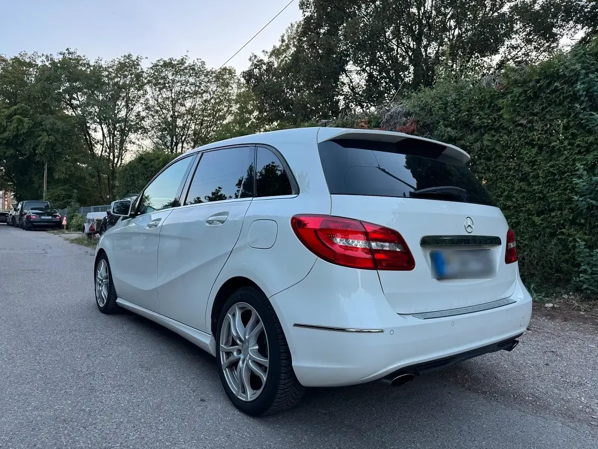 Gebraucht Mercedes B180 122 PS (89 kW) 2013 Weiß Kleinwagen
