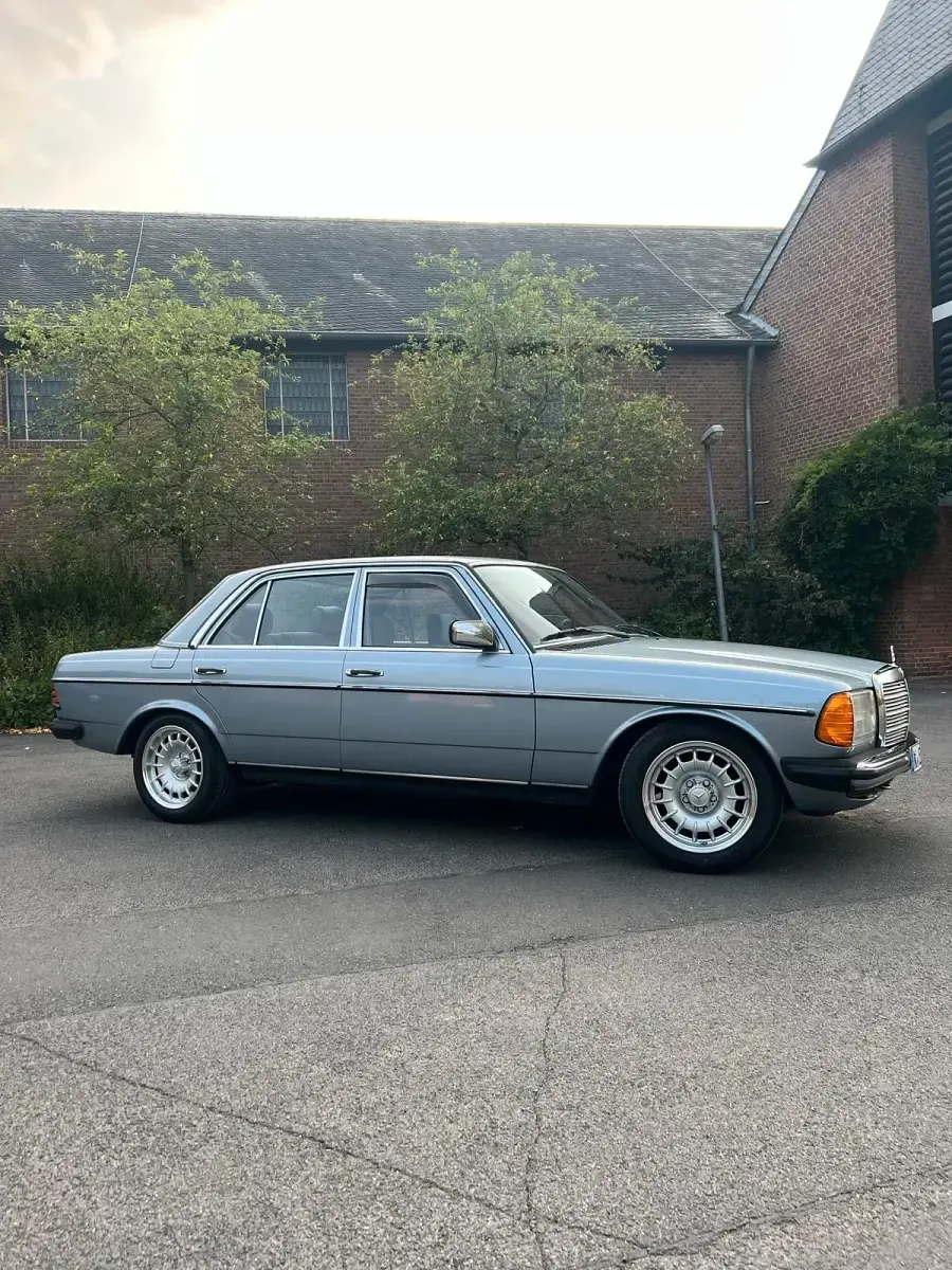 Gebraucht Mercedes E230 136 PS (100 kW) 1984 Blau Limousine