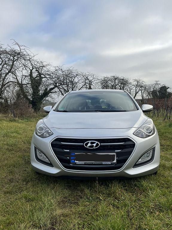 Grau Gebraucht 2016 Hyundai i30 Limousine | 7.950 € (Guter Preis) - Bild 1/4