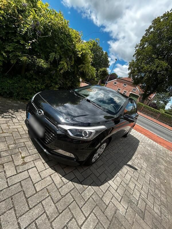 Schwarz Gebraucht 2016 Hyundai i20 Limousine | 6.500 € (Guter Preis) - Bild 1/4