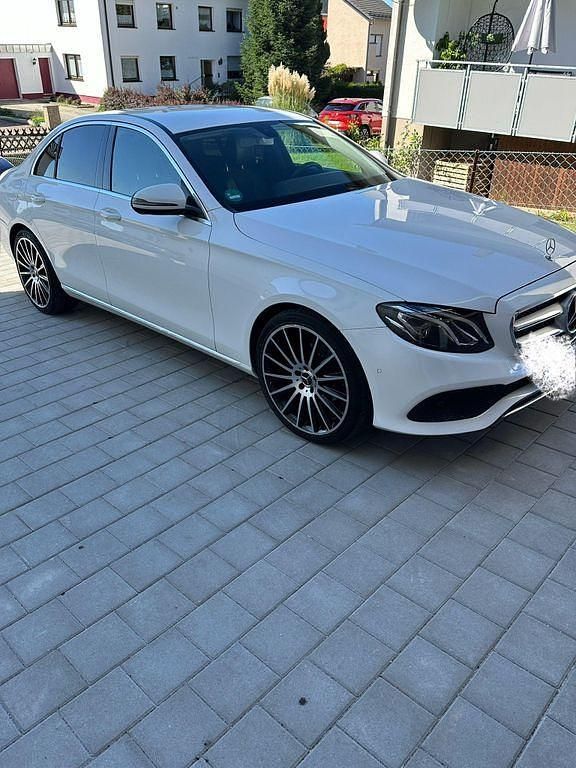 Polarweiss unilack Gebraucht 2018 Mercedes E200 Avantgarde Limousine | 21.990 € (Guter Preis) - Bild 1/4