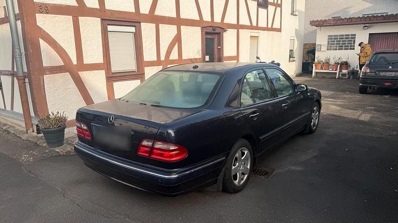 Gebraucht Mercedes E320 197 PS (144 kW) 2001 Blau Limousine
