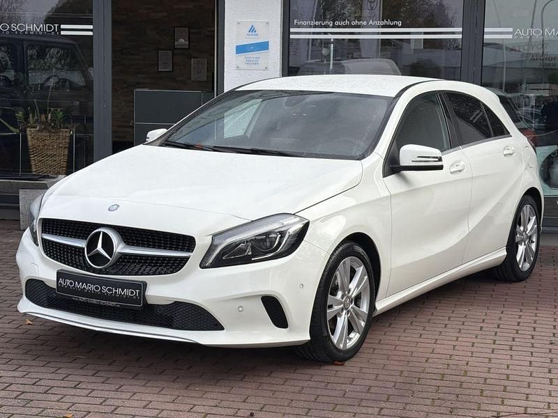 Weiß Gebraucht 2015 Mercedes A180 Urban Limousine | 11.950 € (Fairer Preis) - Bild 1/4