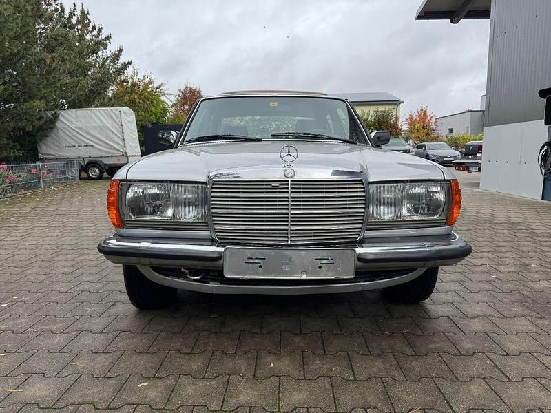 Gebraucht Mercedes E280 185 PS (136 kW) 1981 Silber Limousine