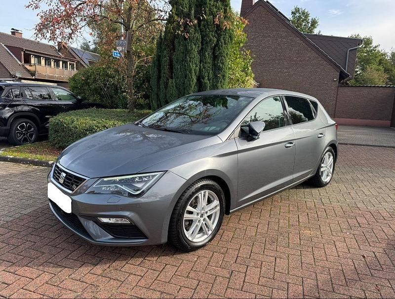 Grau Gebraucht 2018 Seat Leon FR Limousine | 14.499 € (Superpreis) - Bild 1/4