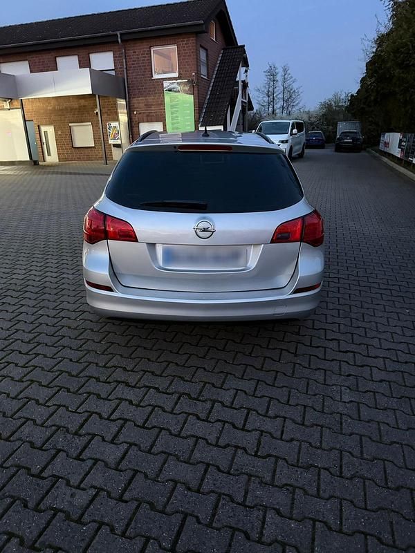 Gebraucht Opel Astra 110 PS (80 kW) 2011 Silber Kombi