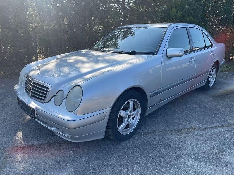 Gebraucht Mercedes E220 Classic 143 PS (105 kW) 2001 Silber Limousine