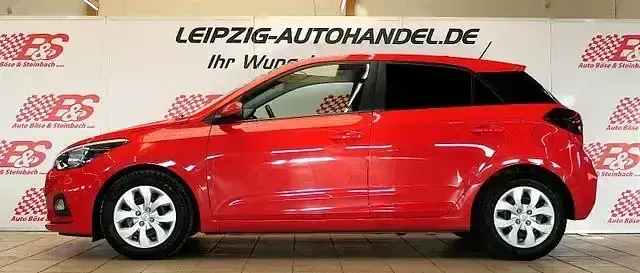 Gebraucht Hyundai i20 Select 75 PS (55 kW) 2020 Rot Limousine
