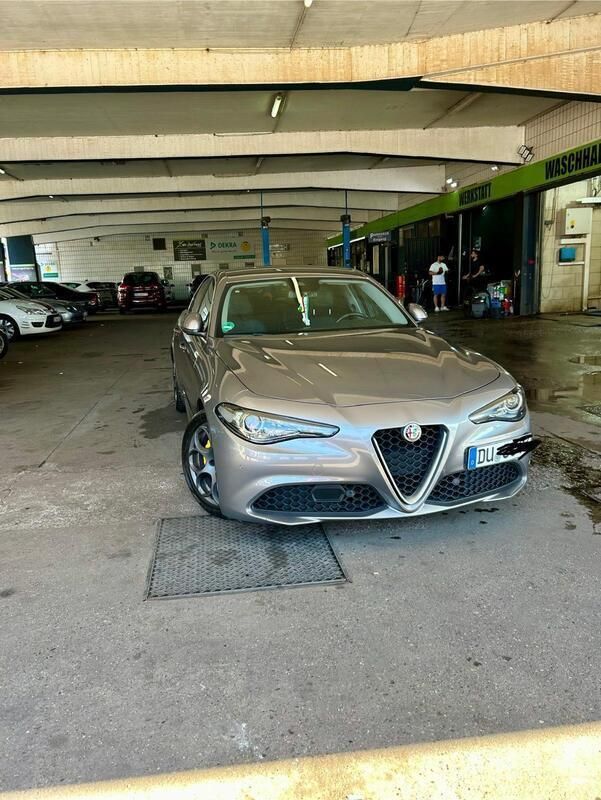 Grau Gebraucht 2017 Alfa Romeo Giulia Limousine | 18.000 € (Guter Preis) - Bild 1/4