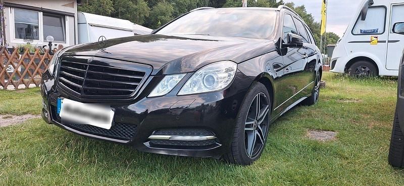 Schwarz Gebraucht 2010 Mercedes E200 Avantgarde Kombi | 9.800 € (Etwas zu teuer) - Bild 1/4