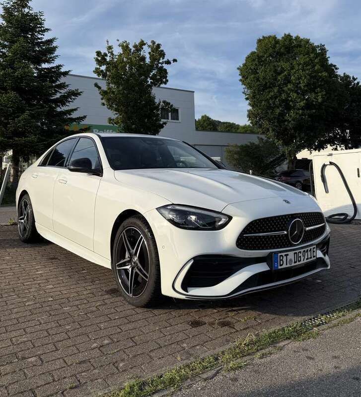 Weiß Gebraucht 2022 Mercedes C300e AMG Limousine | 37.500 € (Guter Preis) - Bild 1/4