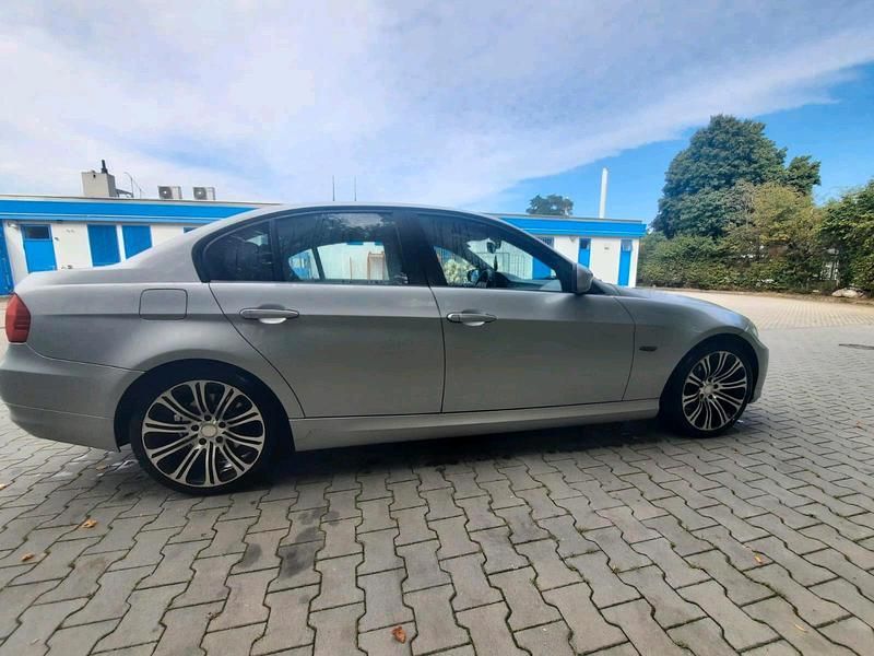 Silber Gebraucht 2010 BMW 320 Limousine | 5.900 € (Fairer Preis) - Bild 1/4