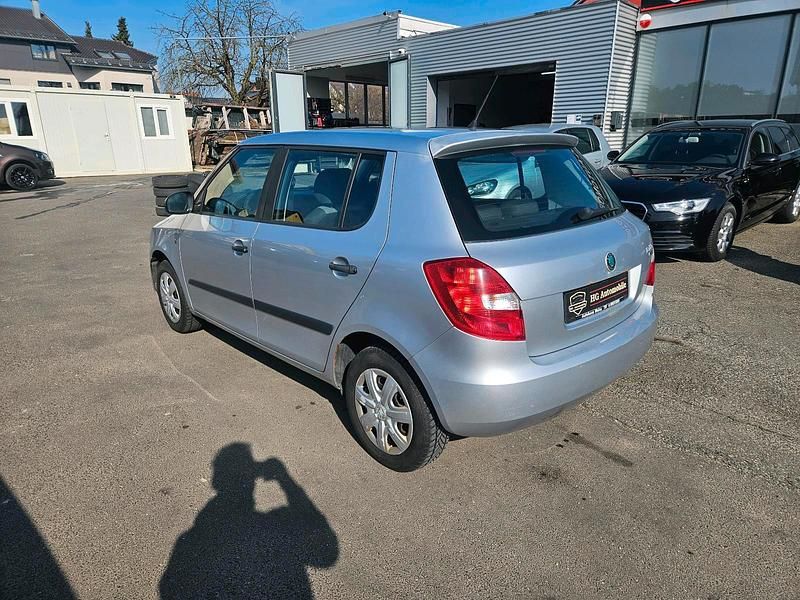 Gebraucht Skoda Fabia 60 PS (44 kW) 2010 Silber Kleinwagen