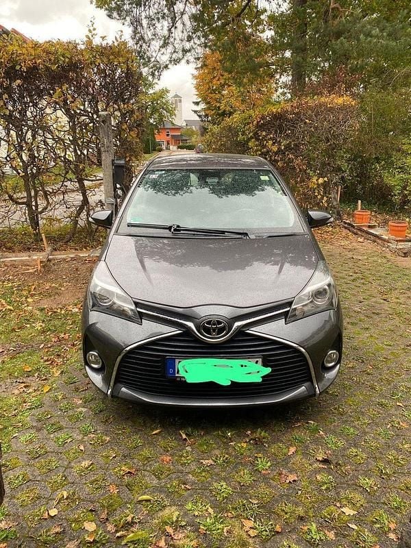 Grau Gebraucht 2016 Toyota Yaris Edition-S Kleinwagen | 7.950 € (Guter Preis) - Bild 1/4