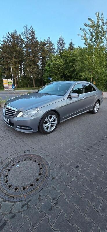 Grau Gebraucht 2011 Mercedes 220 Limousine | 8.050 € (Fairer Preis) - Bild 1/4