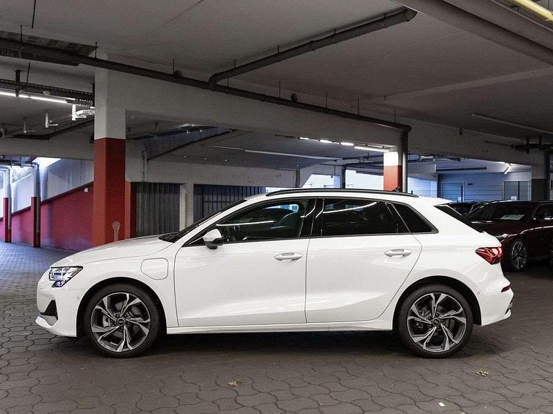 Gebraucht Audi A3 Sport 204 PS (150 kW) 2025 Gletscherweiß metallic Limousine
