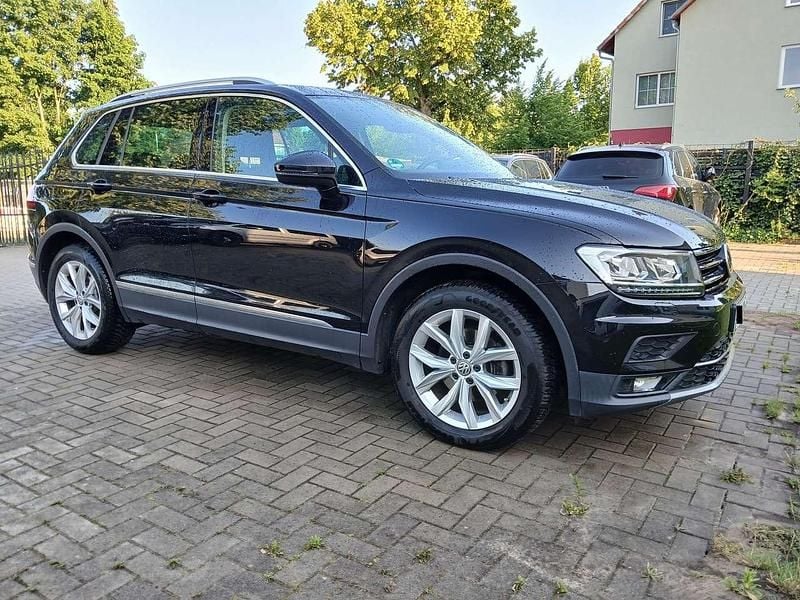 Schwarz Gebraucht 2017 VW Tiguan Highline SUV | 17.750 € - Bild 1/4