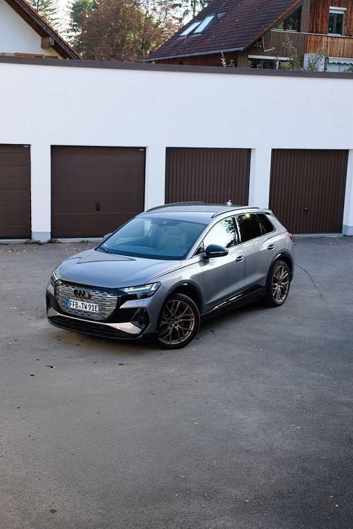 Grau Gebraucht 2022 Audi Q4 e-tron Edition .1 SUV | 26.400 € (Guter Preis) - Bild 1/4