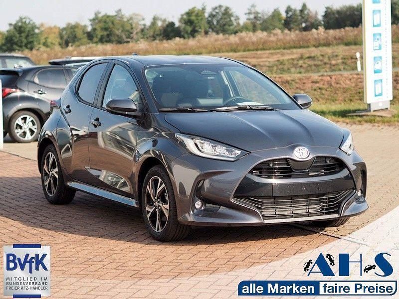 Grau Neu 2025 Toyota Yaris Hybrid Style Limousine | 23.990 € (Guter Preis) - Bild 1/4