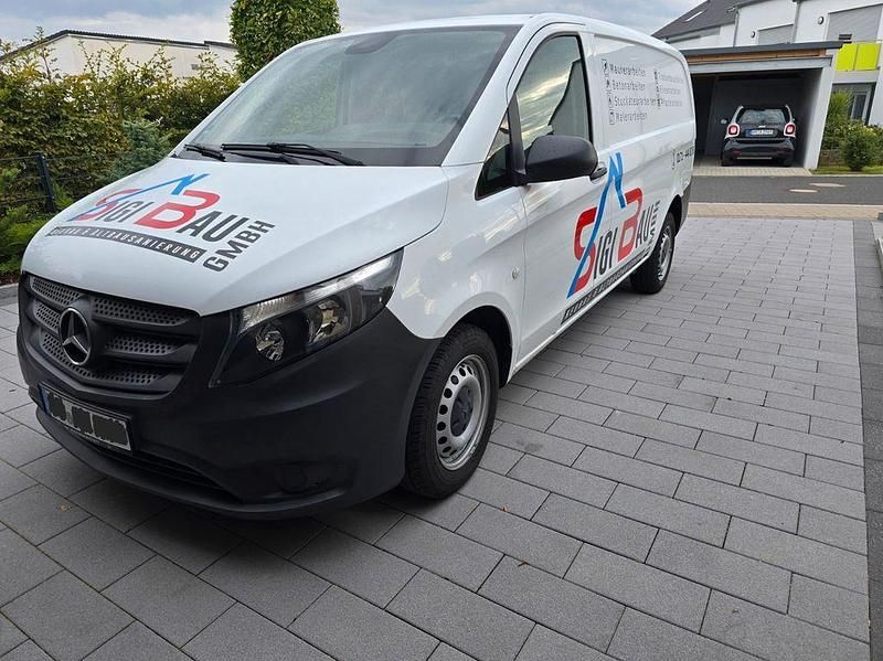 Weiß Gebraucht 2021 Mercedes Vito Van / Kleinbus | 21.500 € (Fairer Preis) - Bild 1/4