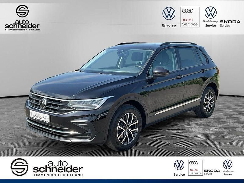 Deep black perleffekt [sch] Gebraucht 2022 VW Tiguan Life SUV | 28.890 € (Guter Preis) - Bild 1/4
