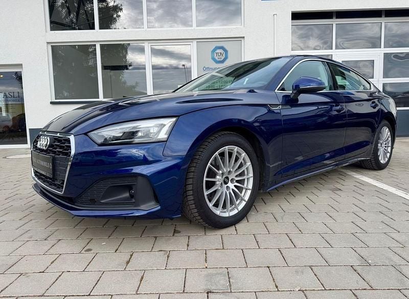 Blau Gebraucht 2023 Audi A5 Sportback Sport Kleinwagen | 31.990 € (Superpreis) - Bild 1/4