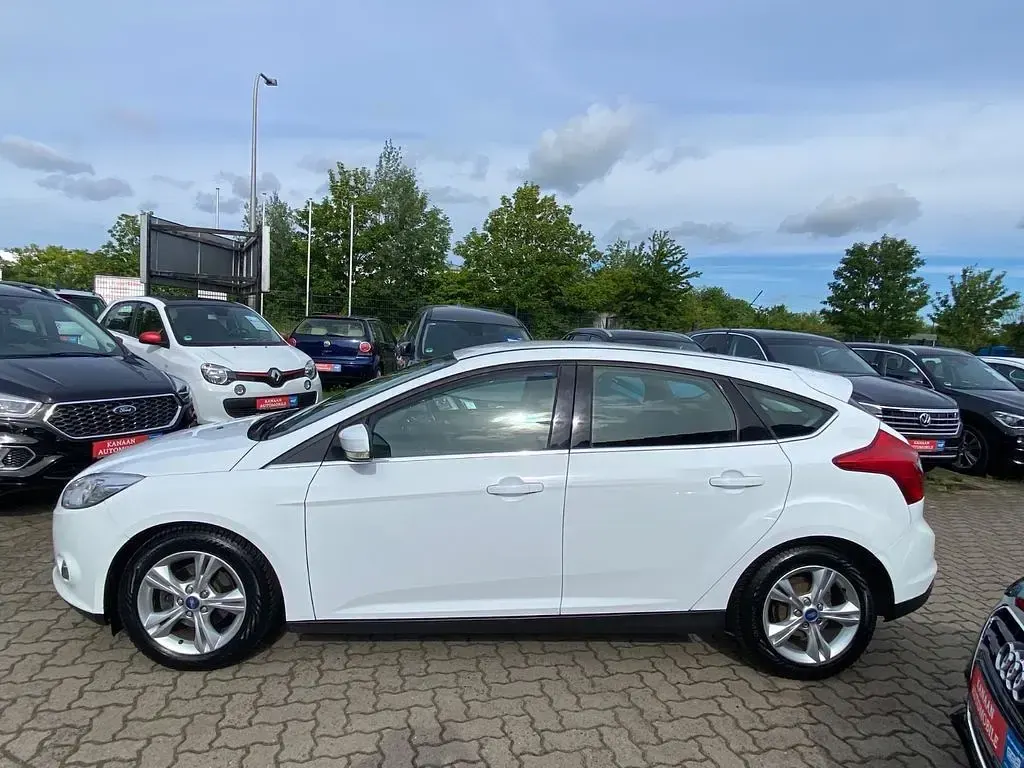 Gebraucht Ford Focus Champions Edition 101 PS (74 kW) 2012 Weiß Limousine