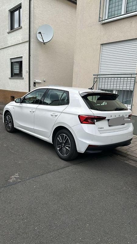 Weiß Gebraucht 2022 Skoda Fabia Tour Kleinwagen | 18.000 € (Fairer Preis) - Bild 1/4