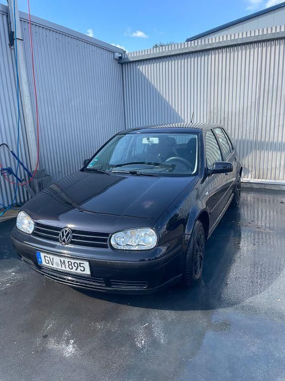 Schwarz Gebraucht 2002 VW Golf IV Limousine | 2.399 € - Bild 1/4