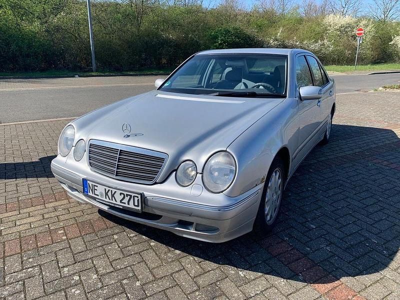 Second-hand Mercedes E220 Elegance 143 CP (105 kW) 2000 Argintiu Berlinǎ