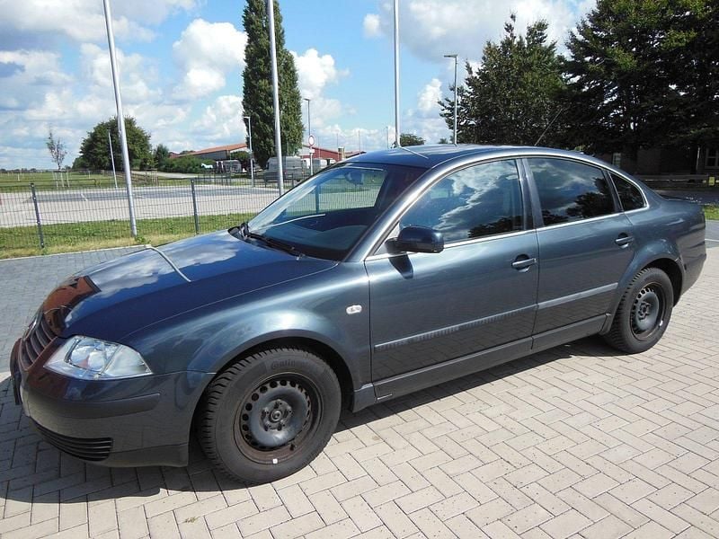 Grau Gebraucht 2002 VW Passat Limousine | 2.500 € (Etwas zu teuer) - Bild 1/4