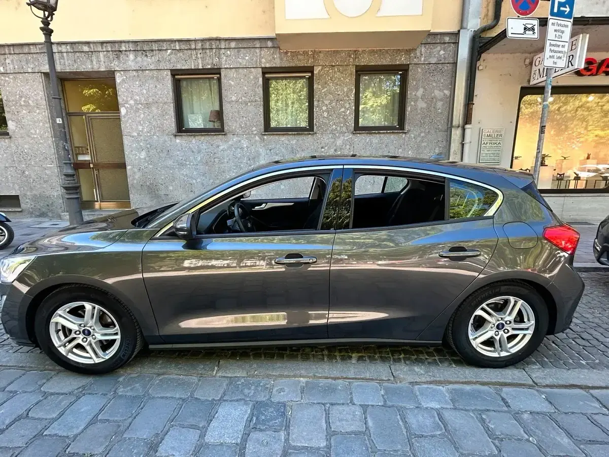 Usata Ford Focus 100 CV (73 kW) 2019 Grigio Berlina