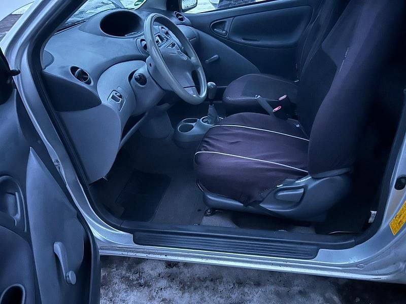 Silber Gebraucht 2002 Toyota Yaris Eco Limousine | 500 € - Bild 1/4