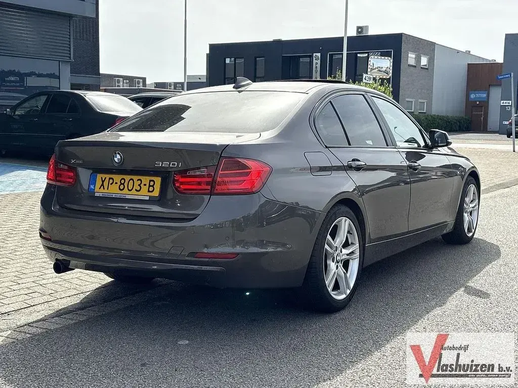 Gebraucht BMW 320 Executive 184 PS (135 kW) 2012 Braun Limousine